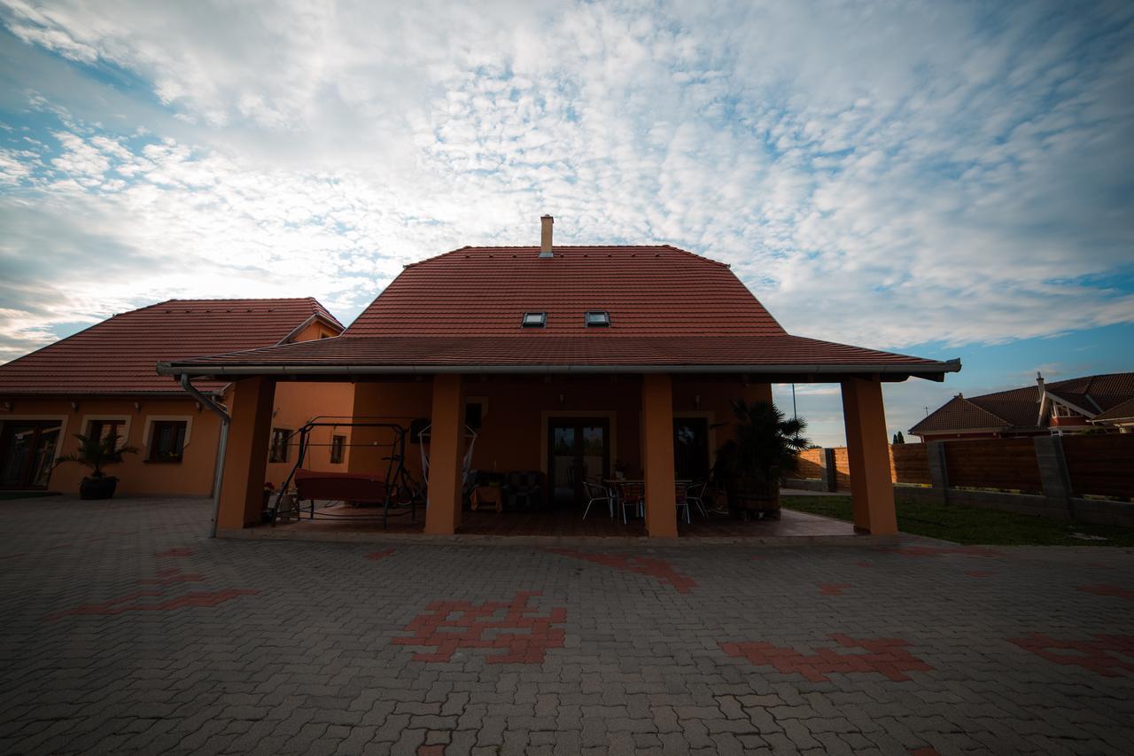 Bibic Vendeghazak Hotel Nagybajom Buitenkant foto