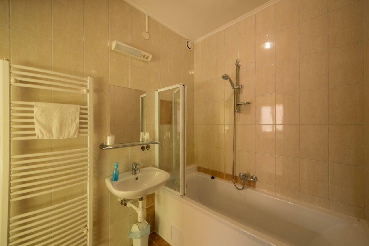 Bibic Vendeghazak Hotel Nagybajom Buitenkant foto